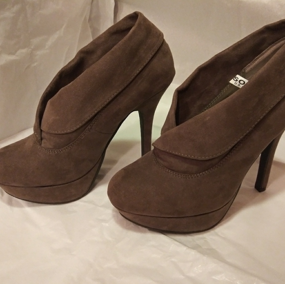 Mossimo Tan Stilettos